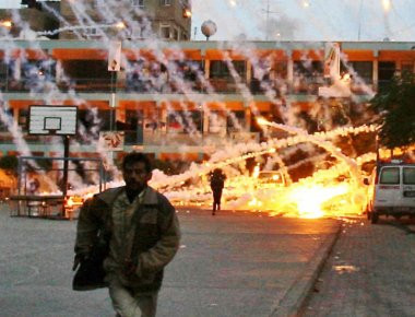 Με βόμβες λευκού φωσφόρου κτύπησαν οι Ιρακινοί την ISIS στη Μοσούλη (βίντεο)